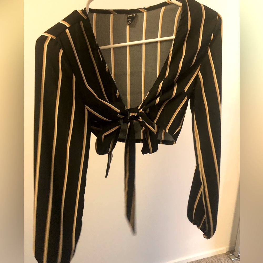 Black/yellow tie-front cropped long-sleeve.